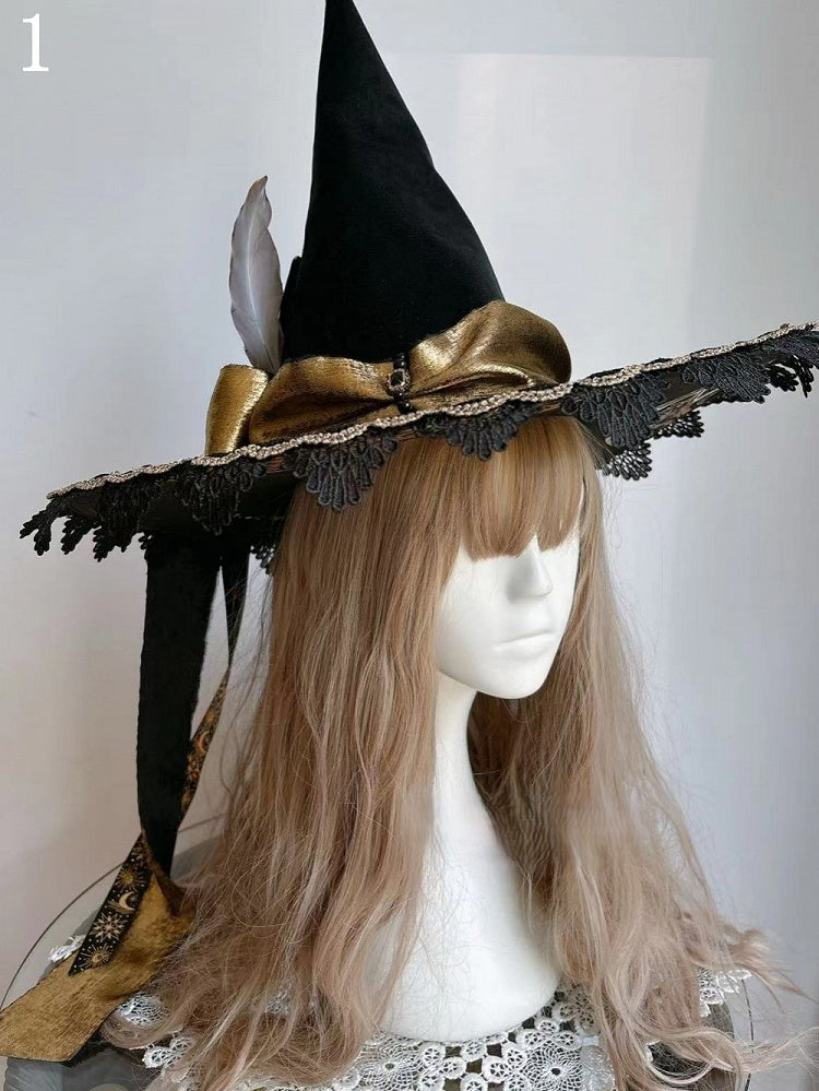 Hexe mit Schleife und goldenem Hut, Federschmuck, Schwarz