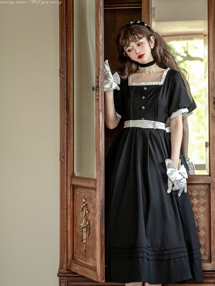 Schwarzes Puffkleid mit elegantem Ausschnitt und Ärmeln