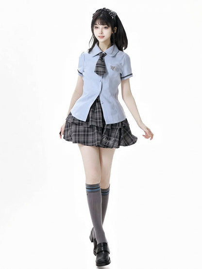 グレーブルーのプレッピースタイルの半袖チェック柄ネクタイ付きシャツ