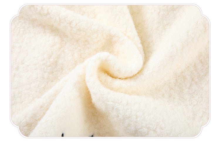 Schwarze herzförmige Wolltaschen mit weißer Stickerei und Mantel