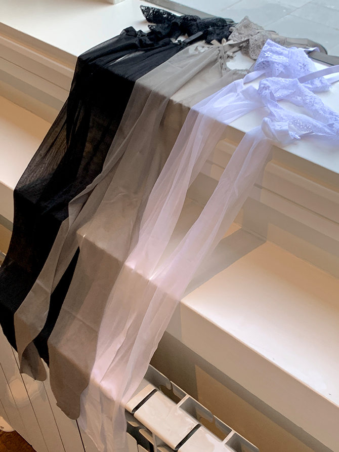 サスペンダーレーストリム ホワイト/ブラック/グレー タイツ