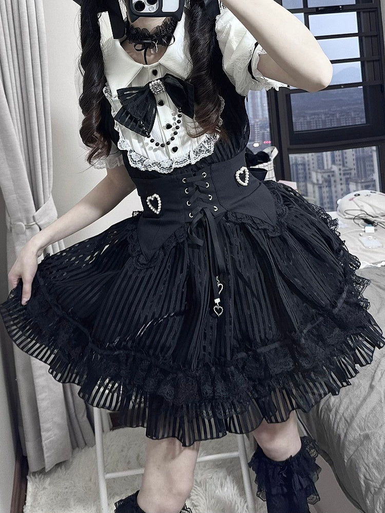 Jirai Kei mit mehrlagigen Streifen in Weiß und mit schwarzem Taillengürtel und hohem Schnürkorsettrock