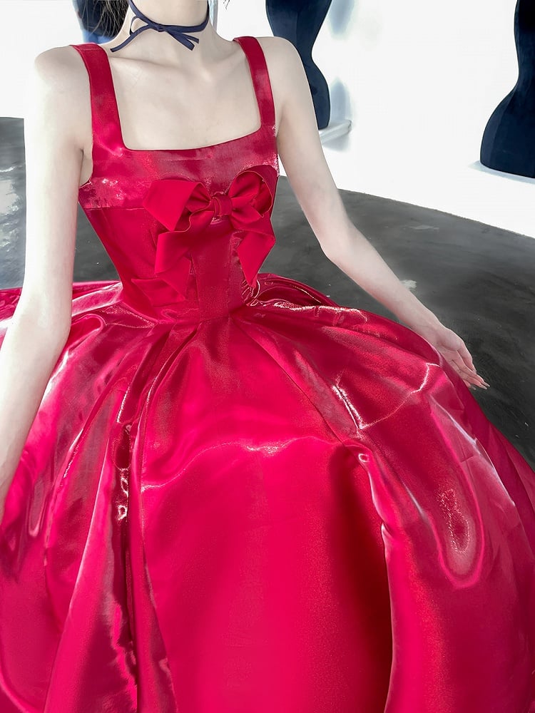 Rotes Weihnachts-Glanzkleid mit Schleife am Mieder, Heimkehrkleid