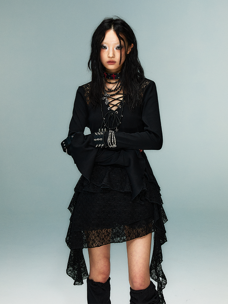 Strickkleid mit Spitzenakzenten am Ärmelsaum, schwarzes Gothic-Punk-Glocken-Taschentuch