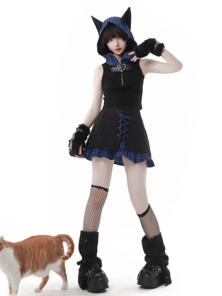 ダークブラックスカート、ブルーのチェック柄と裾