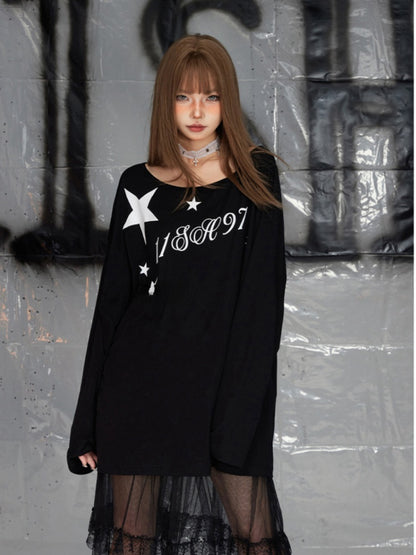 Schwarzes, lockeres Oberteil mit asymmetrischem Ausschnitt und Buchstabendruck