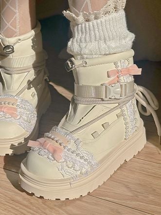 ベージュのリボンとレースのビーズチェーンのアンクルブーツ