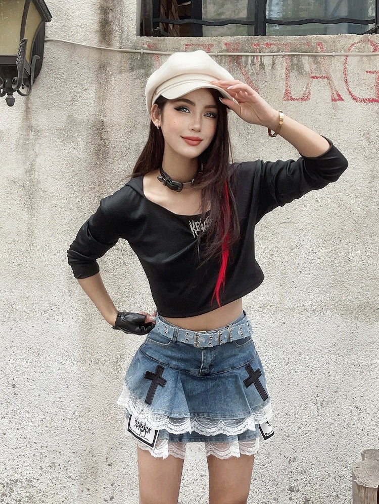 Stufenrock, blaues Kreuz und Skelett-Applikationen, Spitzenbesatz, glamourös