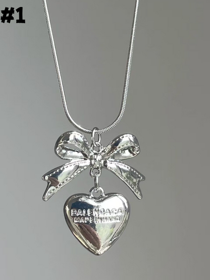 Halskette mit Schleifenanhänger in Silber