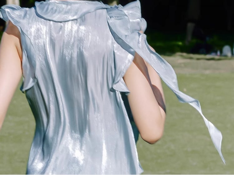 Vintage-Oberteil mit blauen Rüschenakzenten und Hose mit geradem Bein