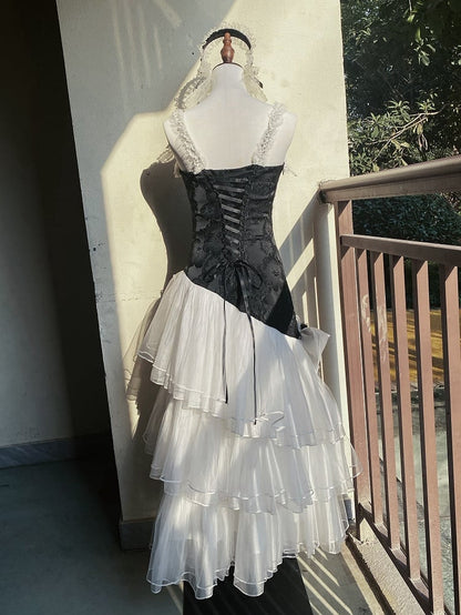 Klassisches Lolita-Kleid mit Lagen-Tüll und Jacquard-Oberteil und schmalem Saum, Schwarz/Weiß, geblümt