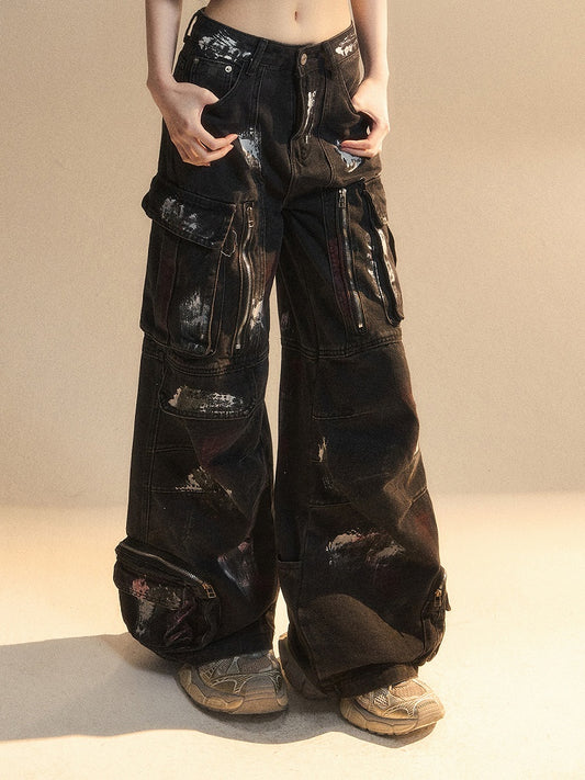 Reißverschlussdetails, Spray Black Pockets, Cargo-Print, Distressed Paint, Wide-Leg-Jeans