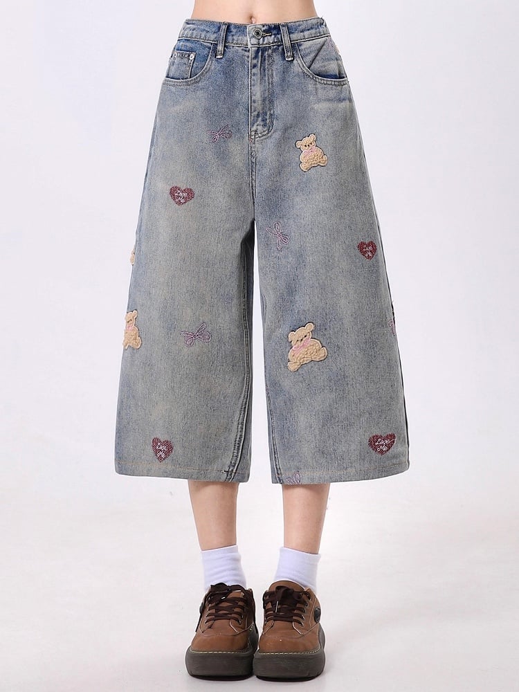 Light Gray Wide-Leg Cropped Jeans with Faded Wash and Embroidered Teddy Bear Design