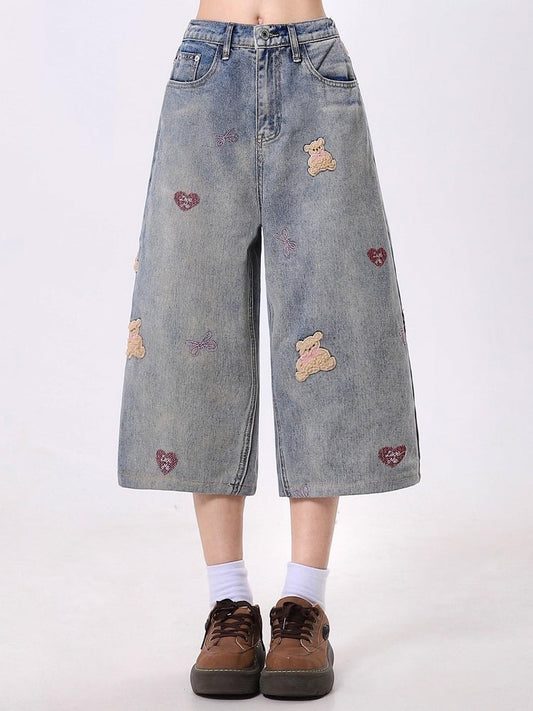 Light Gray Wide-Leg Cropped Jeans with Faded Wash and Embroidered Teddy Bear Design
