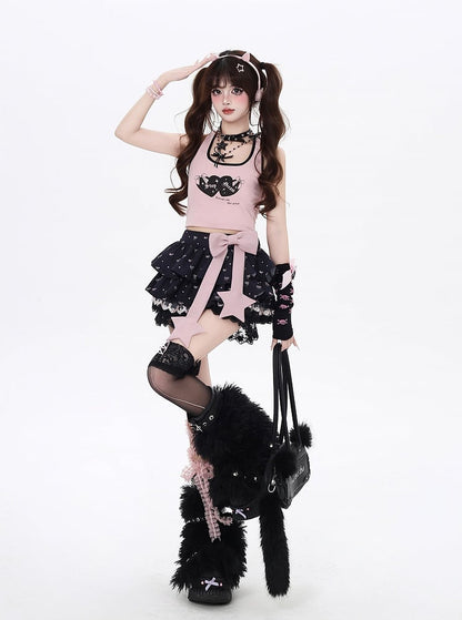 全体に蝶結びプリントのリボンレース、ピンクの大きな黒い裏地付きティアードスカートトリム