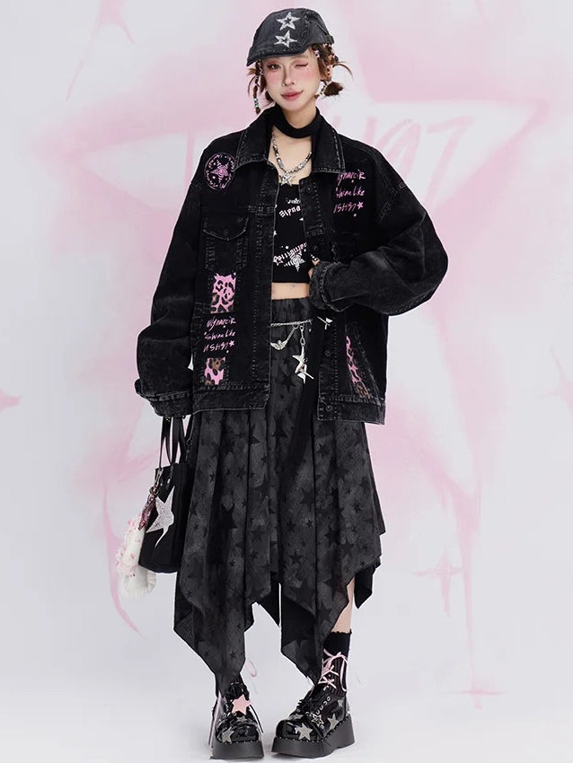 Jeansjacke mit verblasstem Waschung und schwarzen Buchstaben-Print und Leoparden-Patches