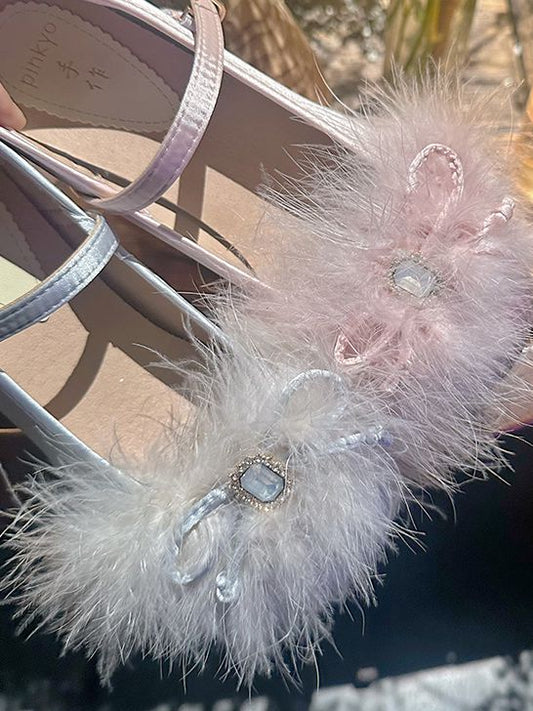 Hellrosa Mary Janes mit Feder-Strassschleife oben und Perlenkette