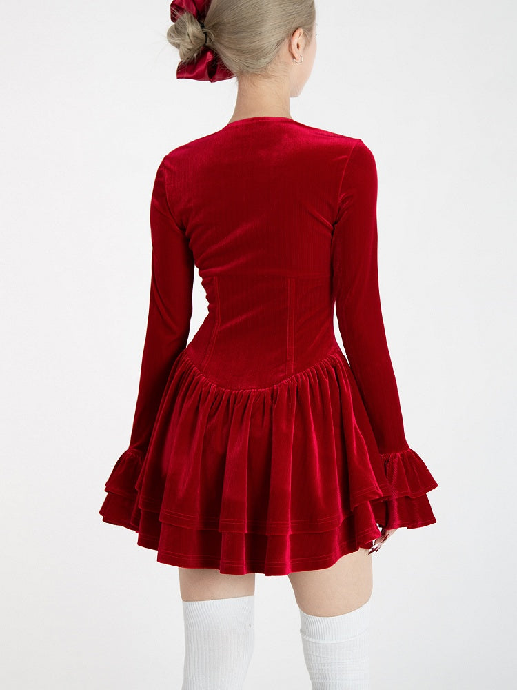 Glamouröses Minikleid aus rotem Samt mit V-Ausschnitt und Glockenärmeln und Stufenrock