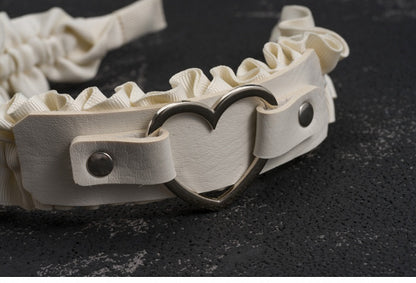 Weißer Gothic Handgemachter Herzförmiger Ring mit Rüschen KC