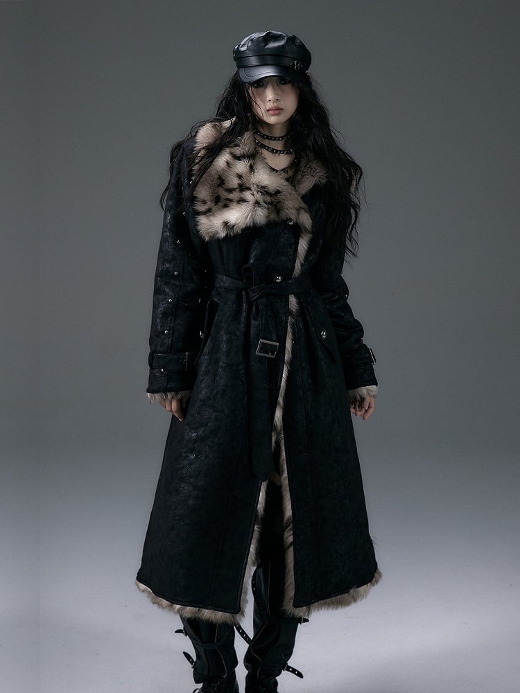 Wendbarer, zotteliger schwarzer Mantel mit Leopardenmuster und Nieten