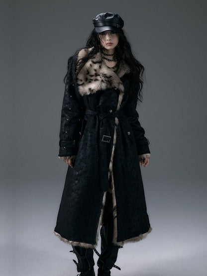 Wendbarer, zotteliger schwarzer Mantel mit Leopardenmuster und Nieten