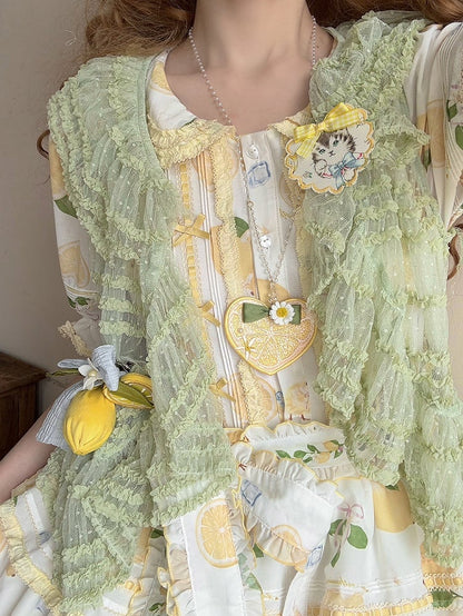 Grünes Tülltop mit Punkten und offener Knopfleiste