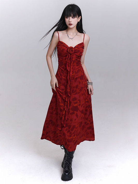 Rotes Camisole-Kleid mit herzförmigem Ausschnitt, kaskadierenden Rüschen und Blumenmuster