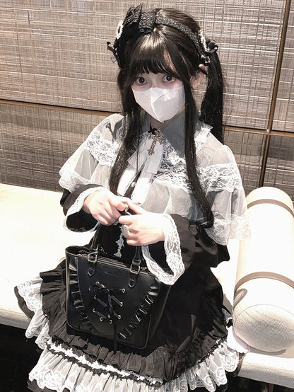 Jirai Kei Bluse im Landminenstil, weiß und schwarz/ganz schwarz, mit Cape-Design aus Spitze