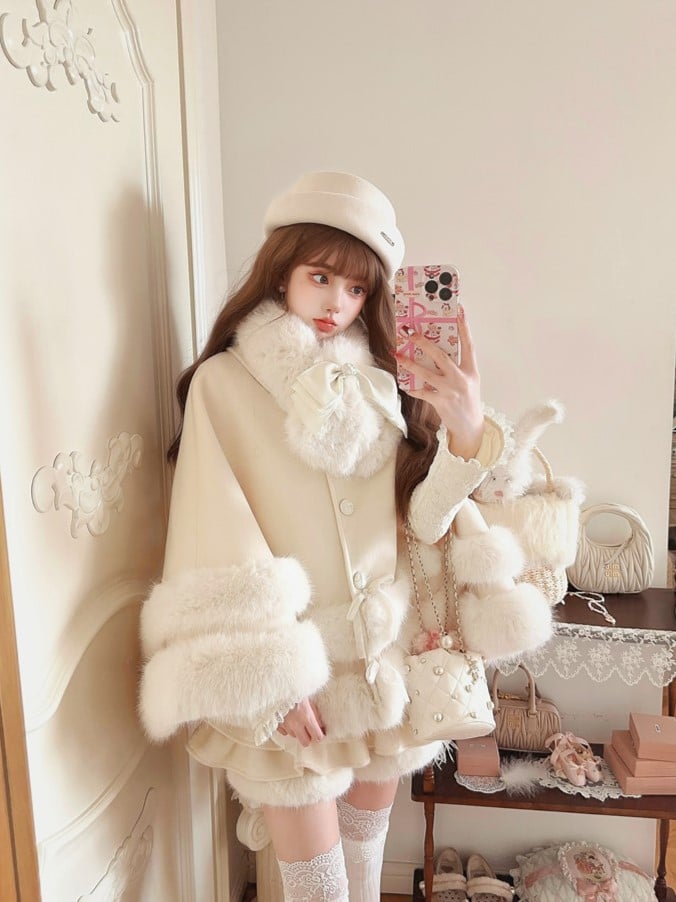 Umhang aus Kunstfleece, weiß, mit pelzbesetzten Schleifenakzenten, cremefarben