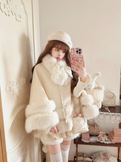 Umhang aus Kunstfleece, weiß, mit pelzbesetzten Schleifenakzenten, cremefarben