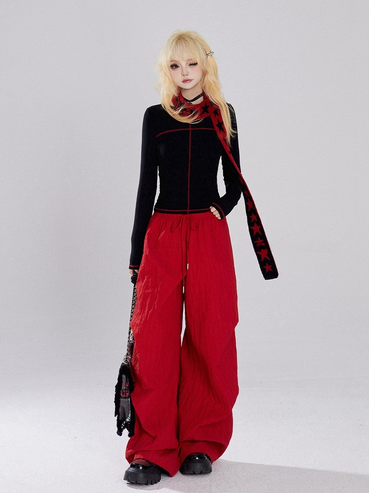 Rote Hose mit weitem Bein