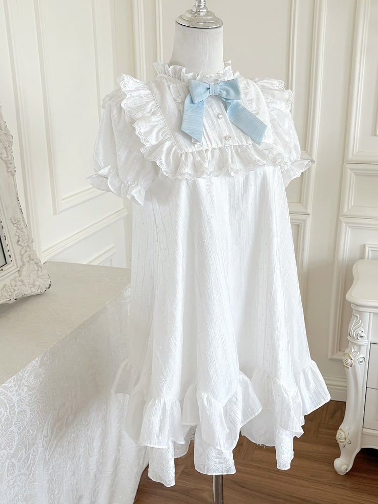 Kleid mit Puffärmeln, blauer Besatz und weißer Rüschenspitze am Ausschnitt