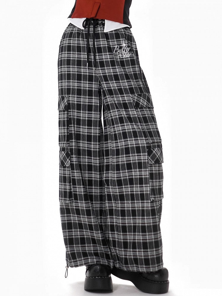 ブラック＆グレーの文字入りカーゴポケットデザインチェックパンツ