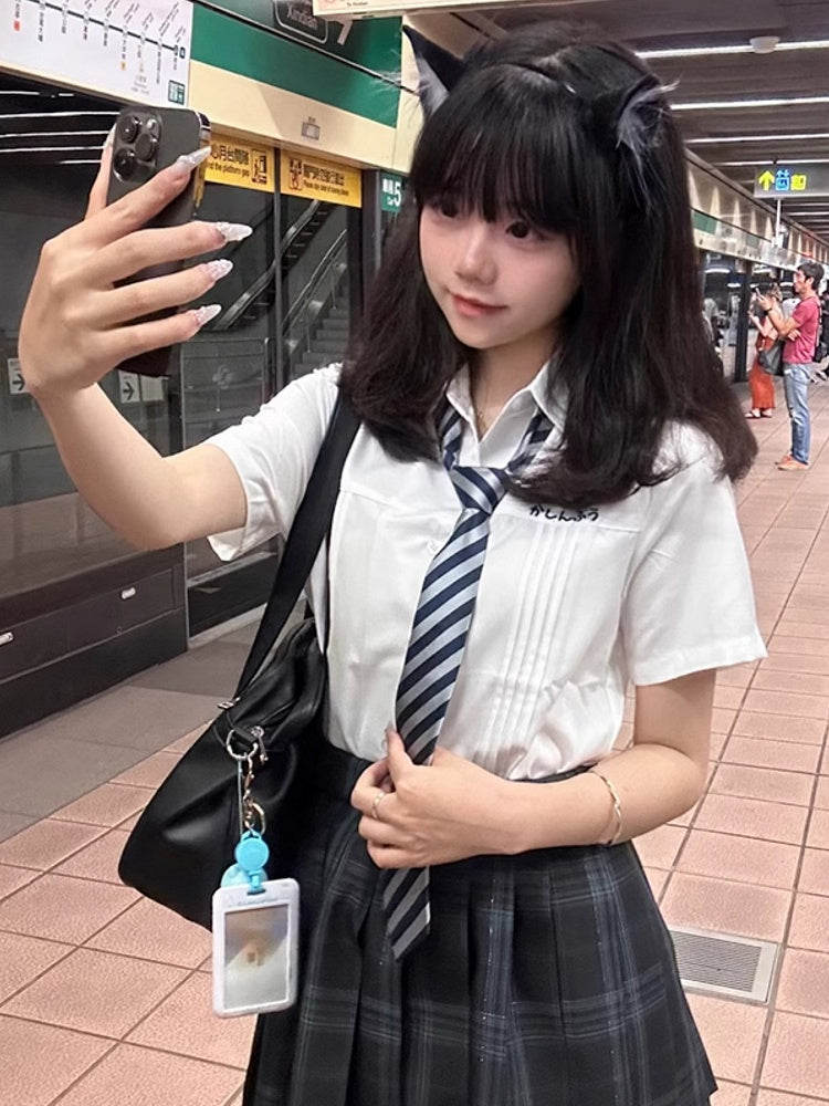 プレッピーなショート丈ディテールのホワイトプリーツバージョンスタイルスリーブカラーシャツ