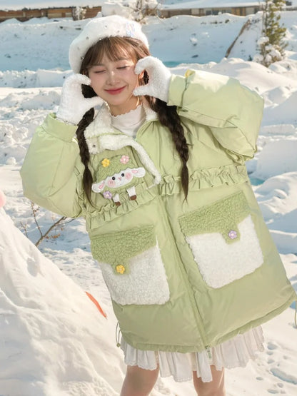 Grüner süßer Daunenmantel mit Kapuze und Rüschenbesatz