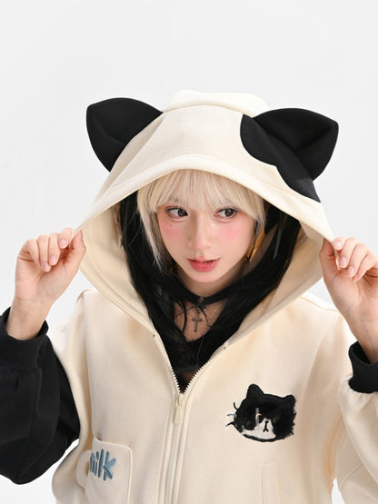 Schwarz-weißer Kapuzenpullover mit Kätzchenohren und Kätzchenmuster, Reißverschluss