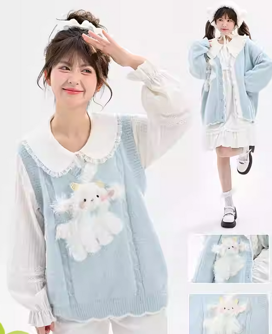 フロントにふわふわのラム肉が付いた、ゆめかわいいブルーのニットベスト