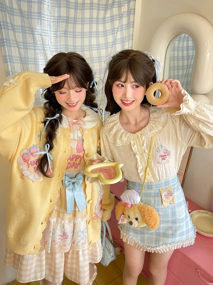 ゆめかわいいストロベリーケーキ刺繍入りクリーミーイエローレースピーターパンカラーブラウス