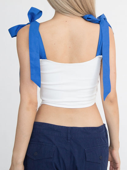 Weißes, ärmelloses Top mit abgerundetem Saum und blauen Trägern zum Selbstbinden