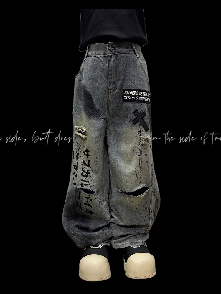 アップリケとブルーのカットディテール、クロス、ダメージ加工の穴、レタードのワイドレッグジーンズ