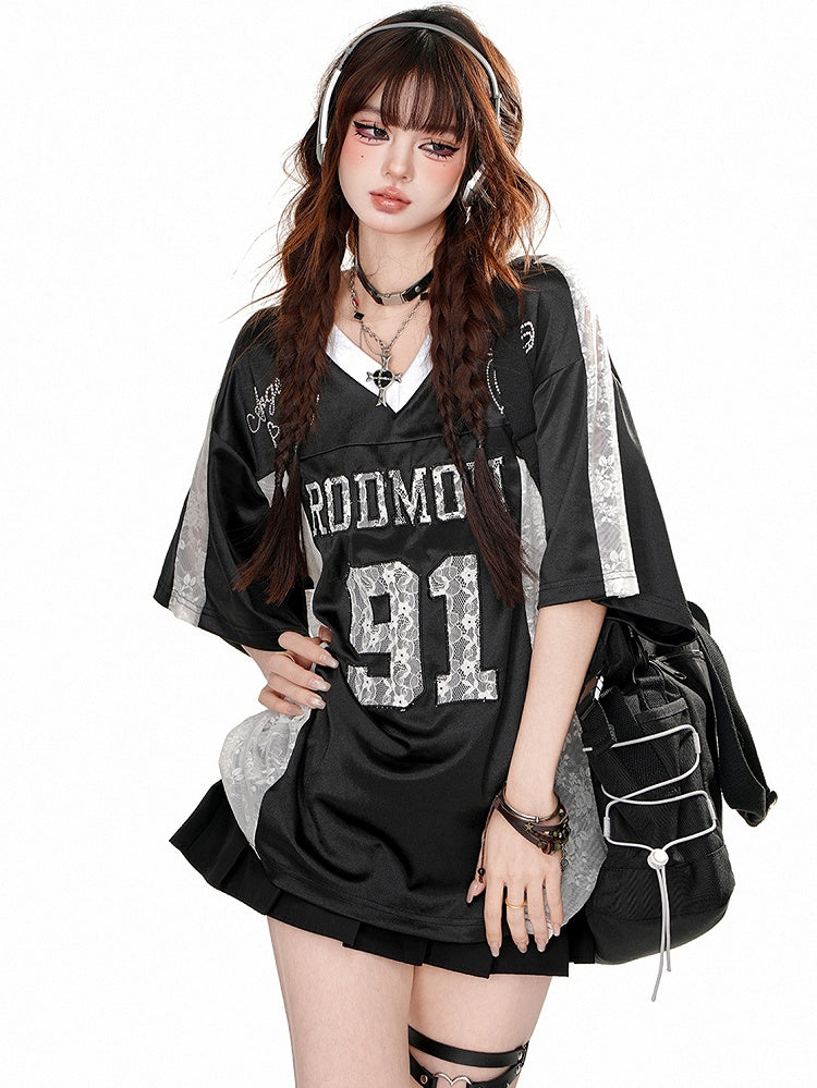 Grau/schwarzes sportliches T-Shirt mit V-Ausschnitt und Spitzen-Patchwork