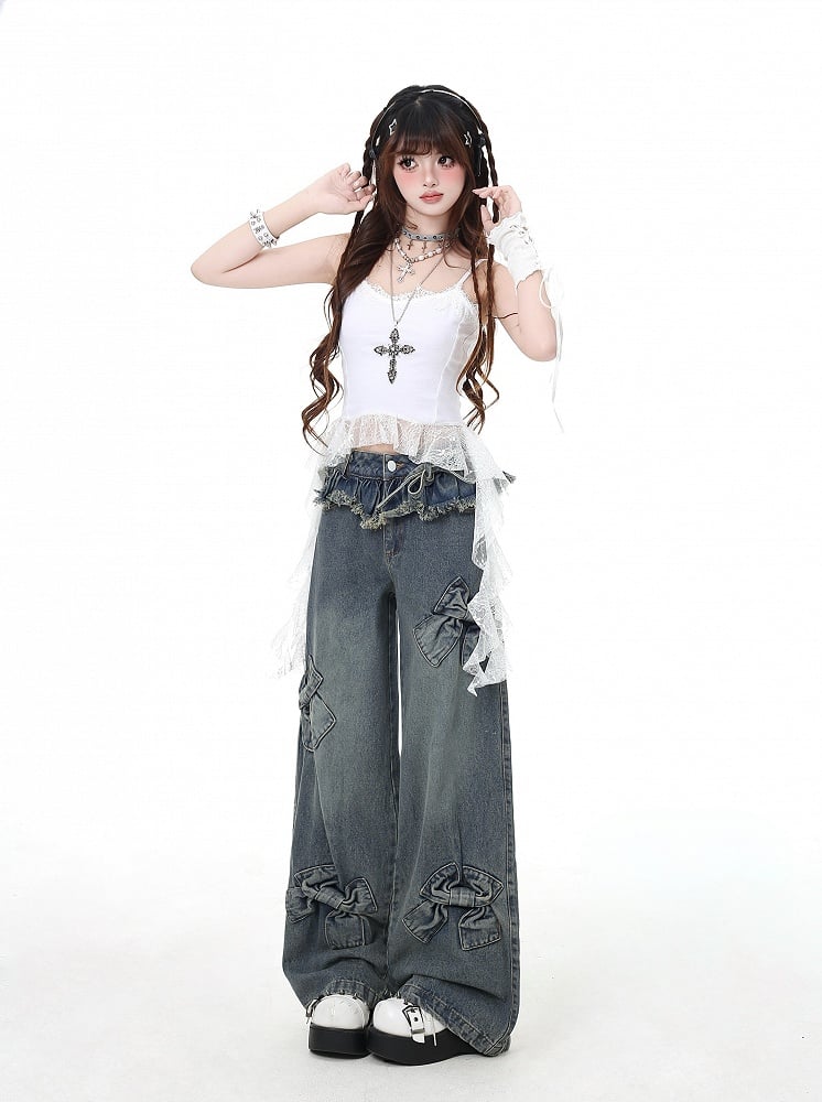 Blaue Jeans mit weitem Bein und großen Schleifen