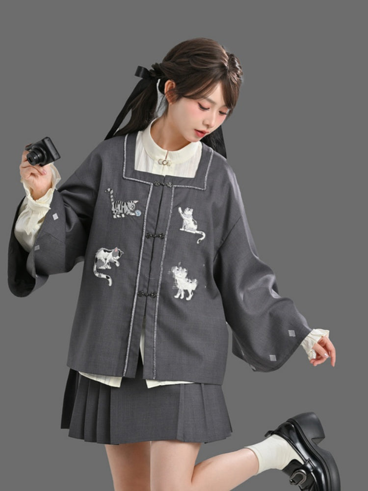 袖口にセルフタイストラップが付いた白いチャイナドレス風シャツ