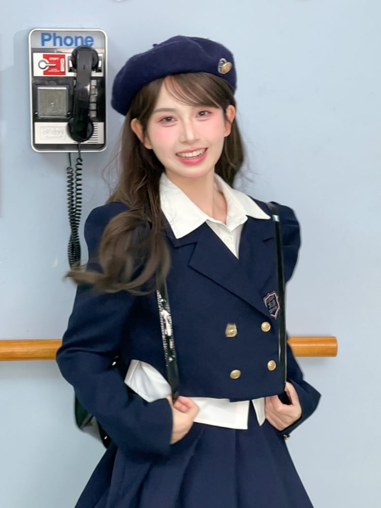 ネイビーブルーのノッチカラー、ゴールドトーンボタンのJKクロップドブレザー