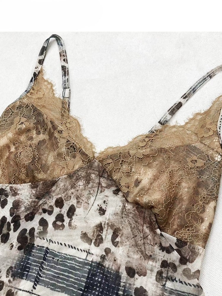 Cami-Top mit Leopardenmuster, Y2K, V-Ausschnitt, Patches + kontrastierende braune Spitze