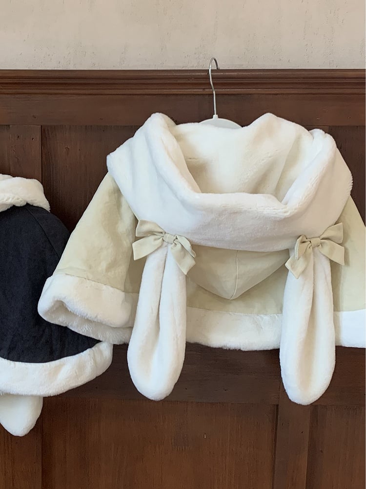 黄色いウサギの耳のフード付きケープ