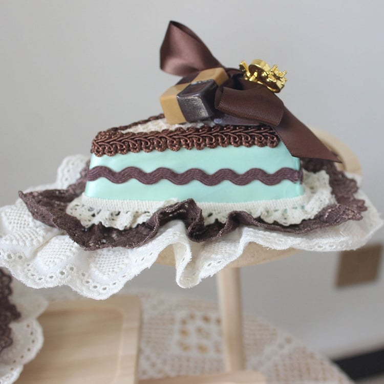 Löffelkuchenhut mit Spitze und Schleife, Mini- und verzierter Borte, Grünbraun, Schokolade