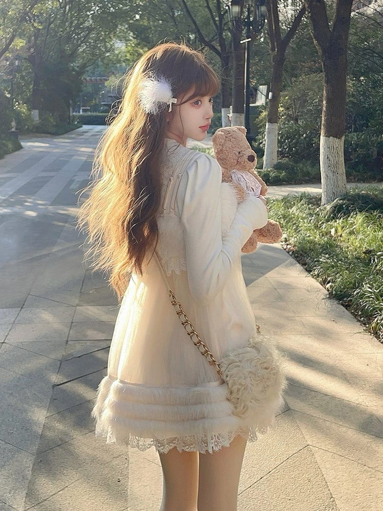 Weiße Kunstpelzakzente mit Slip-Tüllkleid