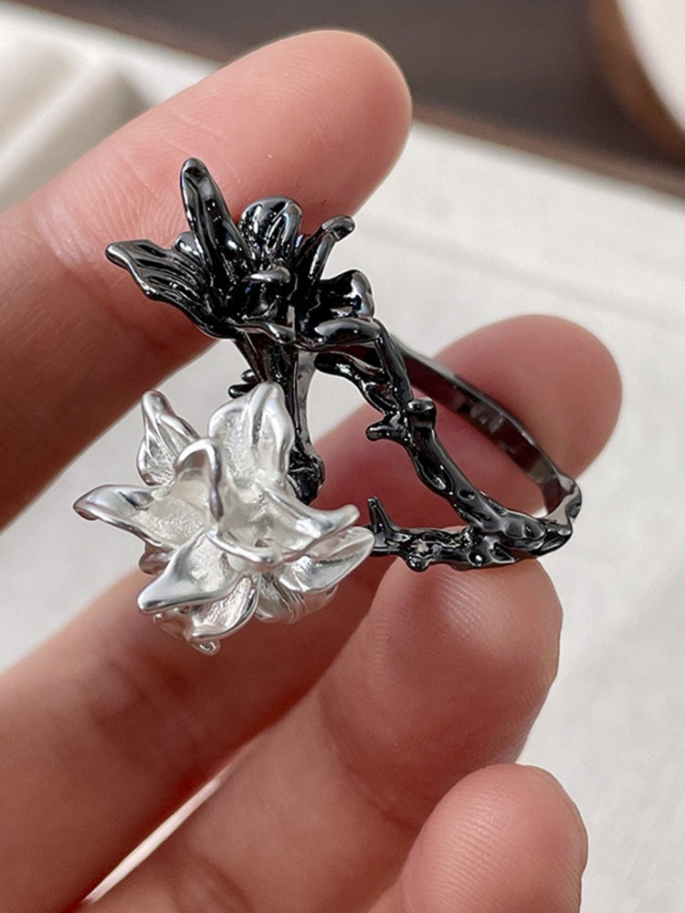 Schwarz-weißer Ring im Cheongsam-Stil mit Blumenmuster