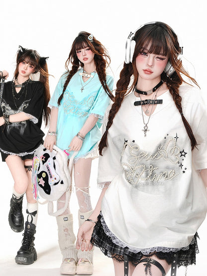 Mintgrünes/schwarzes/weißes T-Shirt mit V-Ausschnitt, Herzschnalle, Perlendetails und Spitzenbesatz